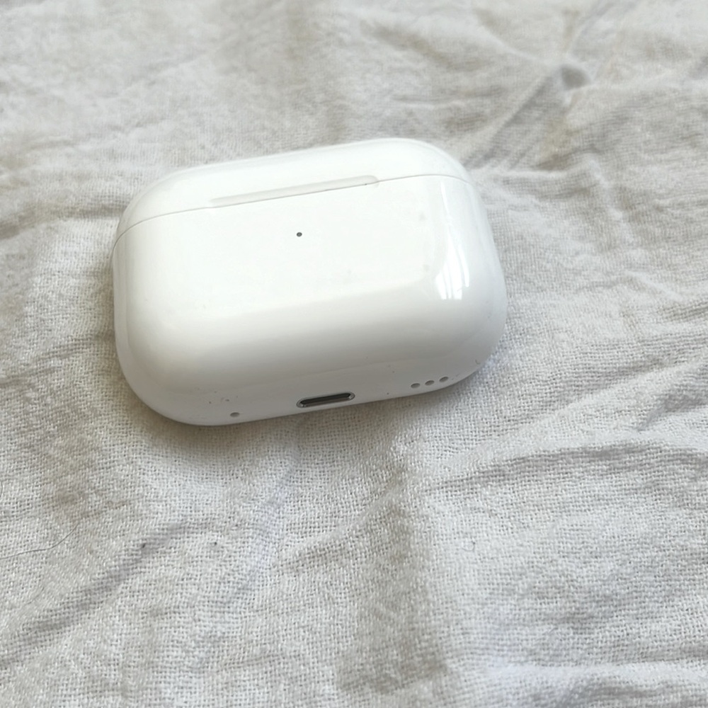 White Air Pod Pro. Perfect condition, barely used.